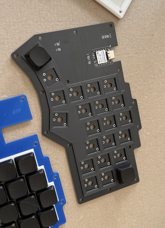 3D tištěný testovací plát pro validaci rozložení nožiček switchů vedle části klávesnice