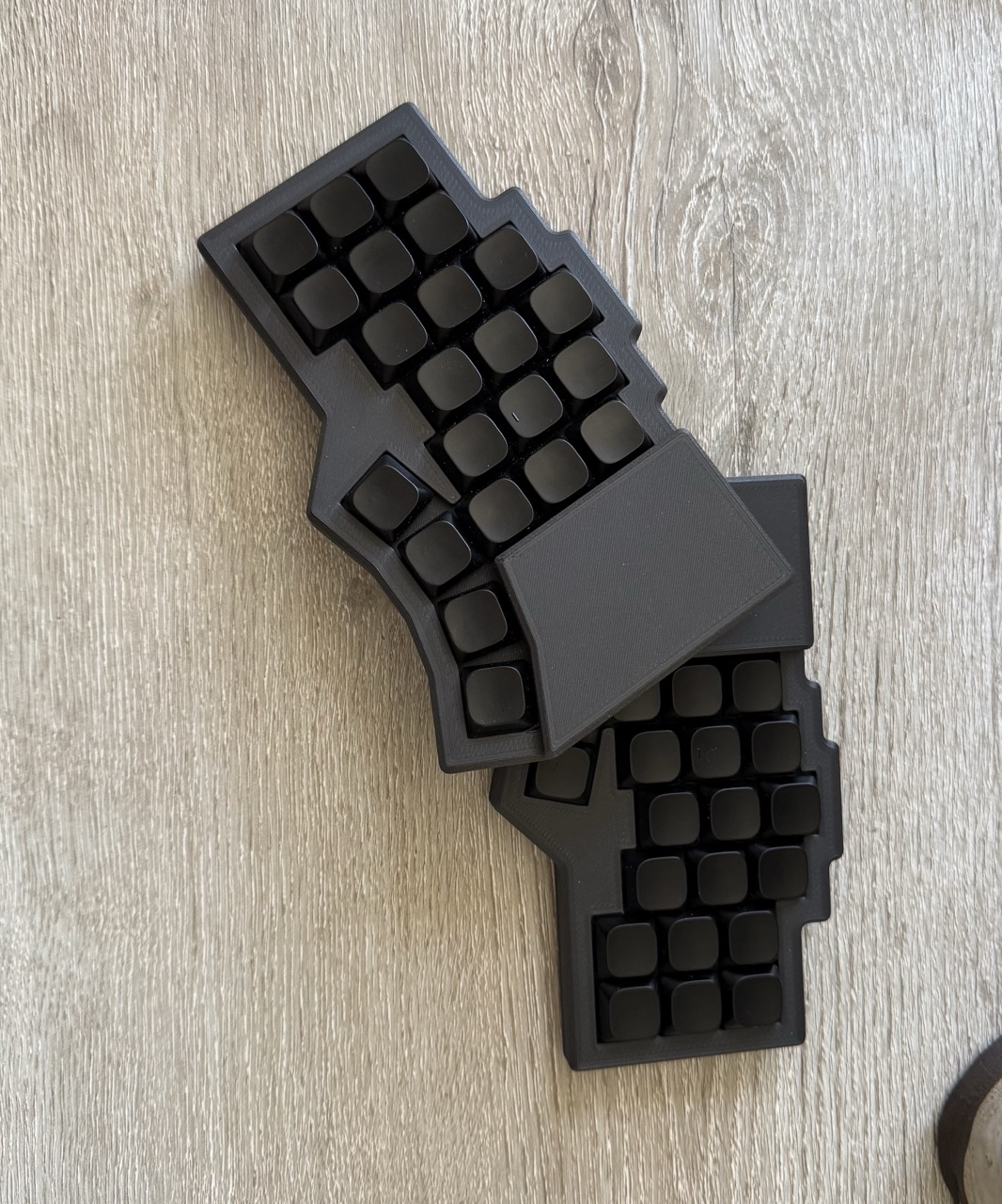 Návrh vlastní bezdrátové dělené ergonomické klávesnice s 3D tištěným tělem