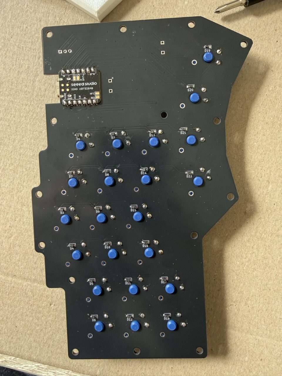 Ručně osazená PCB s mikrokontrolérem Seeed XIAO nRF52840 a pájenými diodami