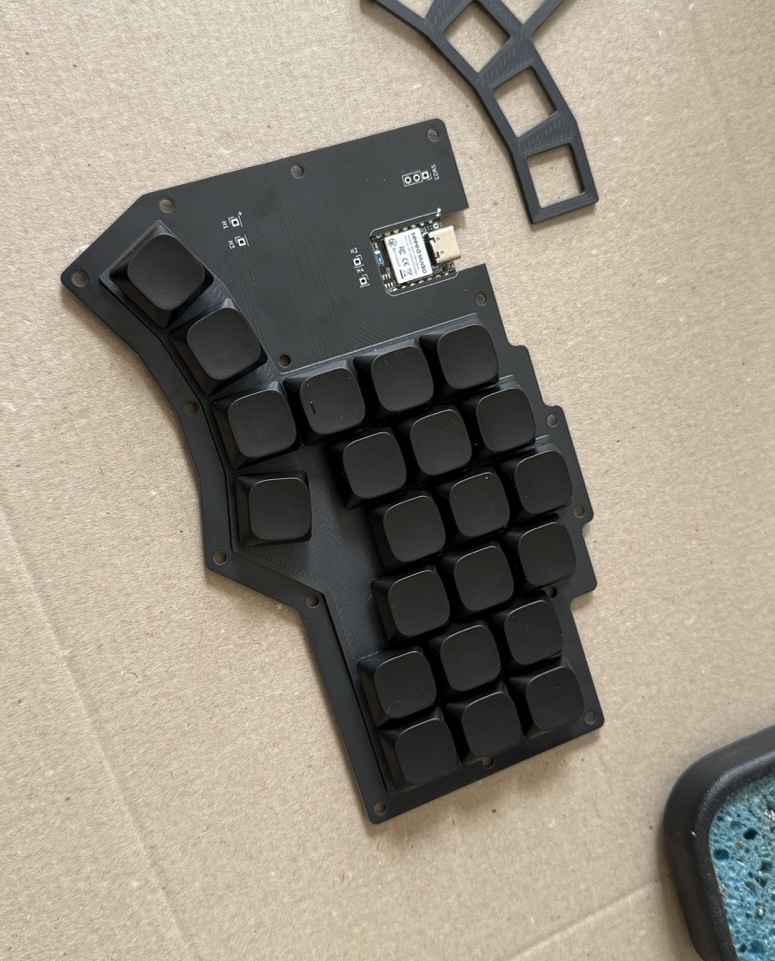 Klávesnice osazená switchi a keycaps v profilu SMOLO